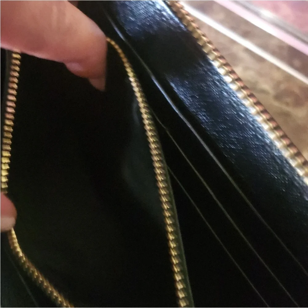 Tory Burch Black Wallet with Gold Logo comes with Dust bags only🌹